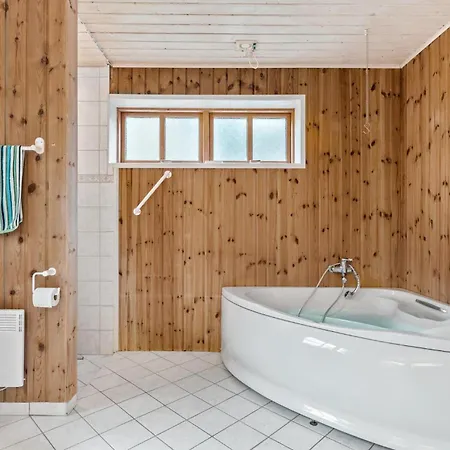 Feriehus 5 Værelses Dejlig Bolig I *